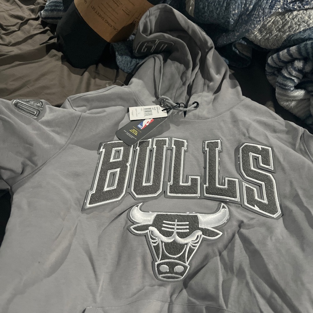 Men’s large Chicago Bulls sweatshirt